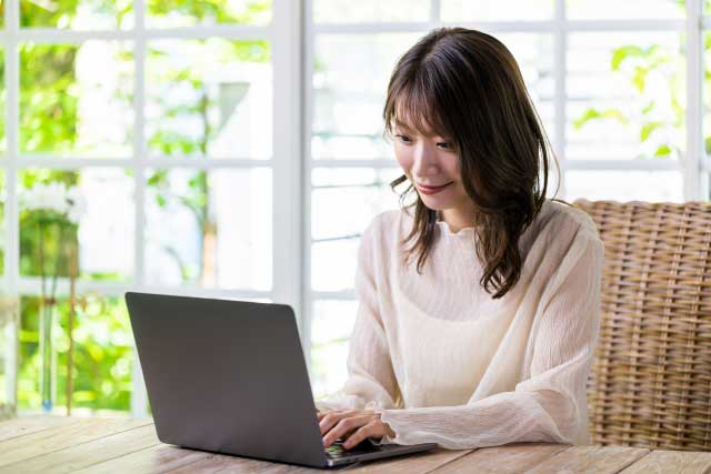 パソコンを使う女性